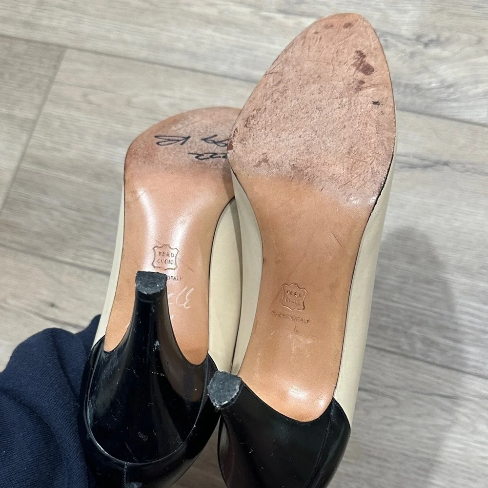 Salvatore Ferragamo Italy Two-Tone Cream Black Heels pumps leather 6.5 vintage - Picture 10 of 11